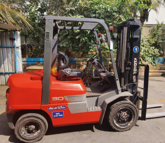 diesel-forklift-available-for-rent-big-0